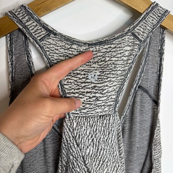 Lululemon Essential Tank Top Stretchy Lightweight Sheer Luon Pebble Jacquard 10 - Picture 4 of 5
